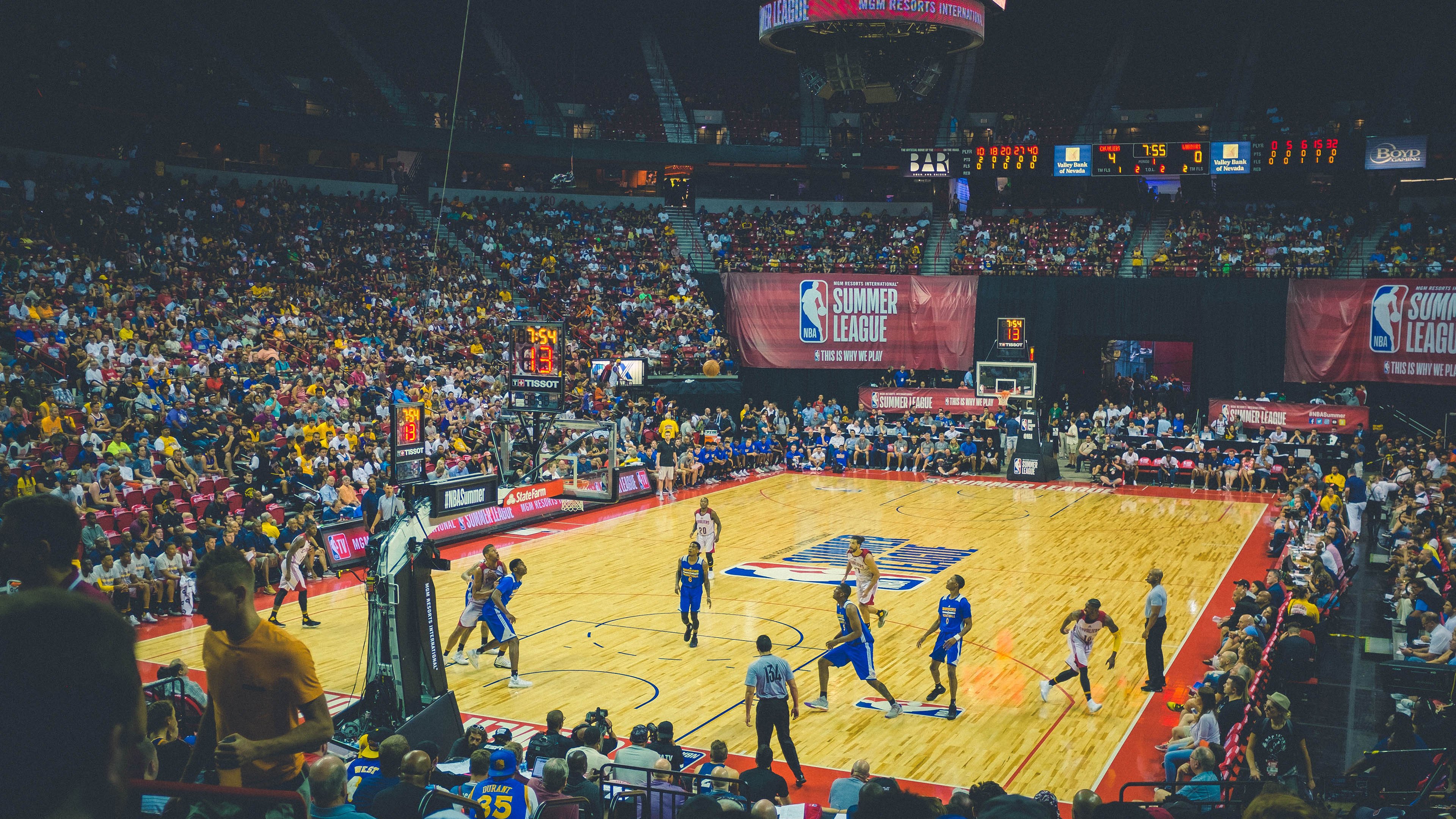 东契奇在FPX比赛中比赛规则变更,大比分获胜引发热议!赛场气氛高涨